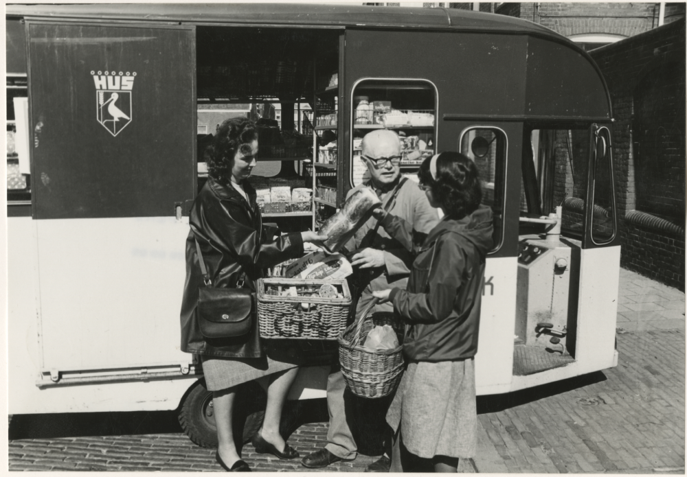 Eerste vrouwelijke broodbezorger, 1963, maker Fotoburo Thuring