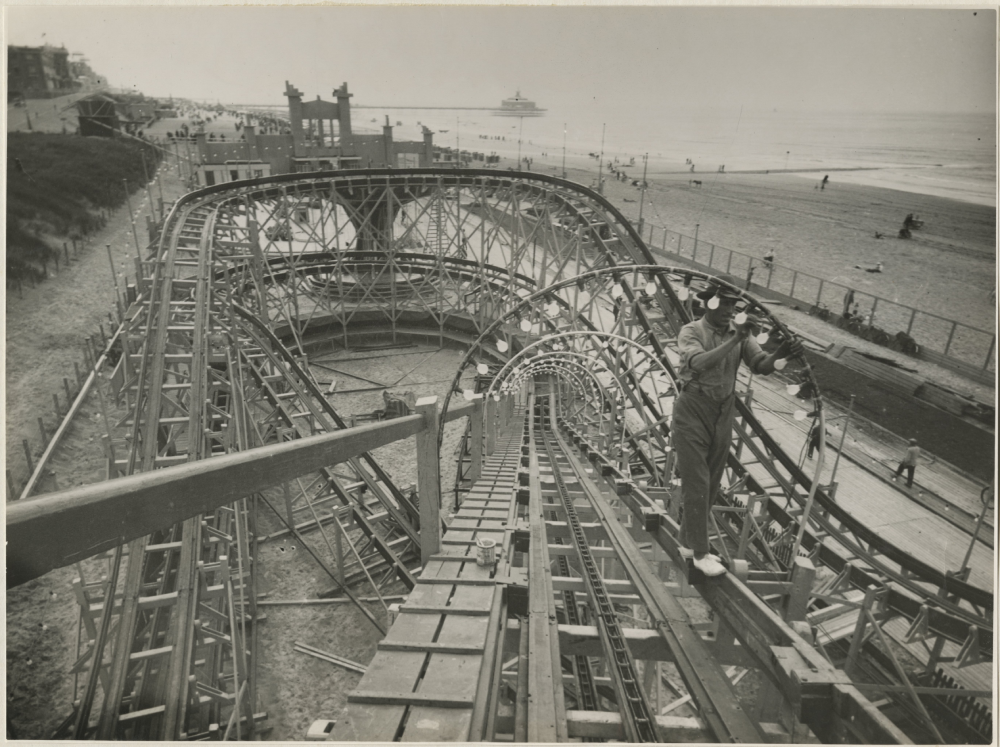 Noorderstrand opbouw van een Lunapark, 1936, maker Gompers