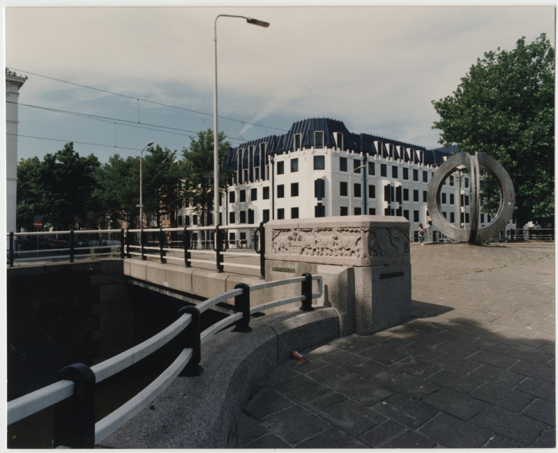 Dierentuinbrug met beeldhouwwerk van Gra Rueb, 1997, foto Willem Vermeij