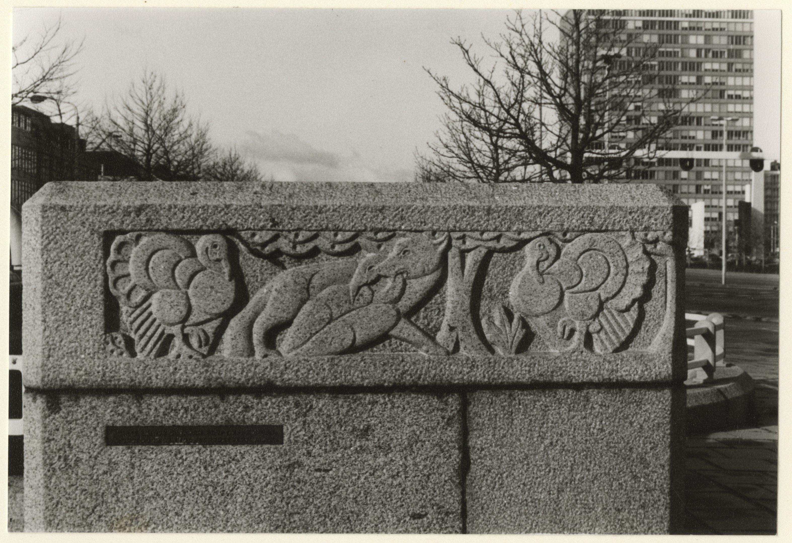 Koningskade, beeldhouwwerk van Gra Rueb (1885 1972) voor de Dierentuinbrug, 1983, maker onbekend