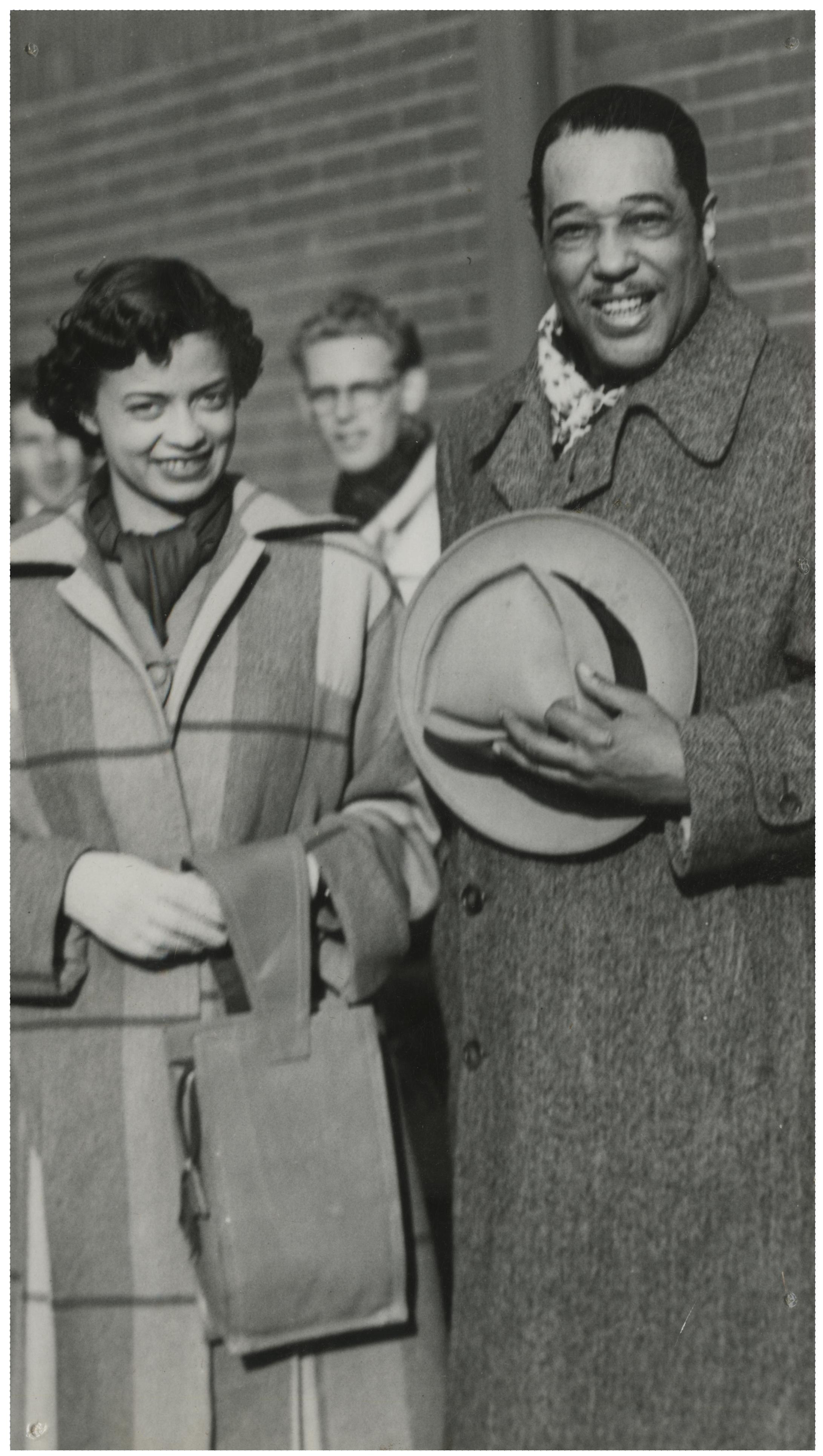 Aankomst op het H.S. van Duke Ellington met ladycrooner Kay Davis. Maker Anefo