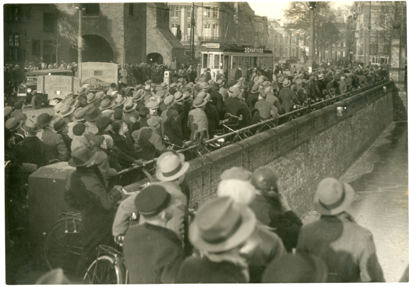 Buitenhof, belangstelling voor de Pander Postjager boven Den Haag, 1933. Foto Fotopersbureau Gompers