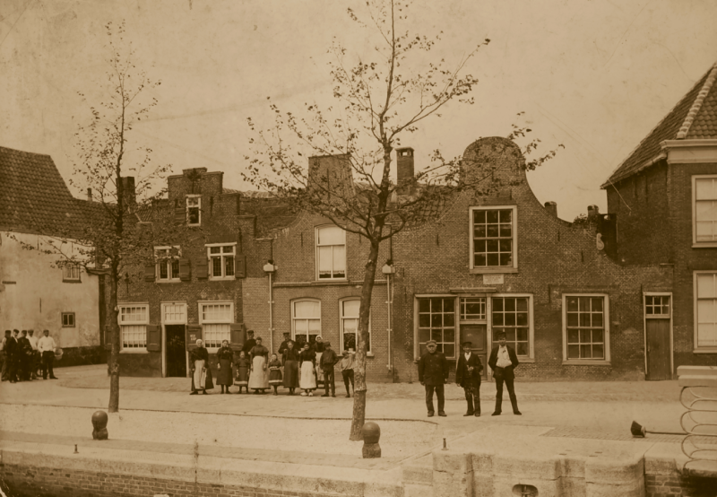 Gedeelte van de Sluiskant tussen Damstraat links en de Kerkstraat, met rechts Jan Kleingeld en Arie Kleingeld. Foto uit 1900