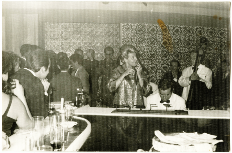 Pia Beck in de bar De Vliegende Hollander. 1962, maker onbekend