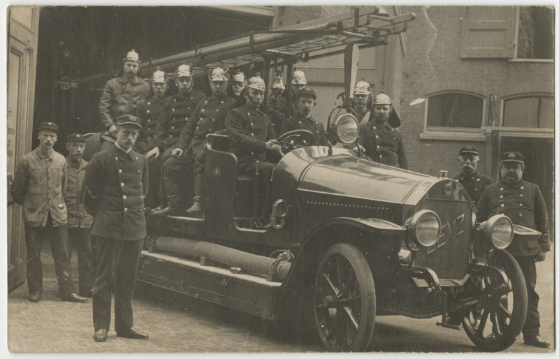 Prinsestraat 37, brandweerkazerne. Een groep brandweerlieden bij een Benz, 1920. Maker onbekend Prinsestraat 37, brandweerkazerne. Een groep brandweerlieden bij een Benz, 1920. Maker onbekend