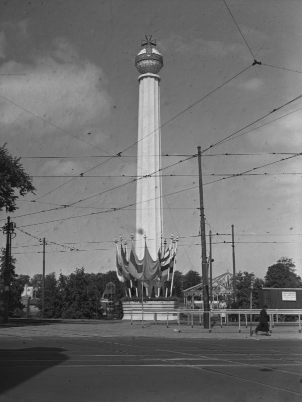 Toren met de Rijksappel staande op de Bezuidenhoutseweg bij de Rijnstraat tijdens de Jubileumfeesten. 1948, maker Fotopersbureau Van den Heuvel