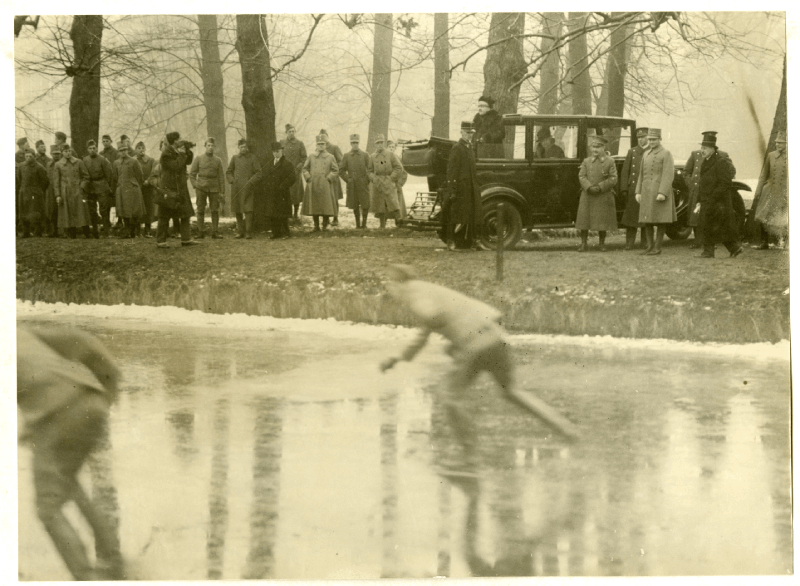 Schaatswedstrijden voor militairen op de banen van het Huis ten Bosch, maker C.G. Leeflang Schaatswedstrijden voor militairen op de banen van het Huis ten Bosch, maker C.G. Leeflang