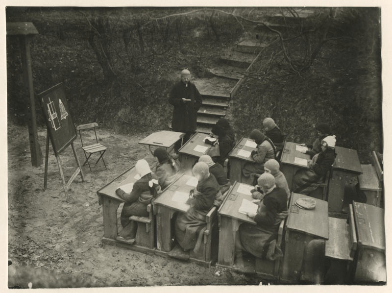 Doorniksestraat, de eerste Nederlandse Buitenschool. Les in de duinpan in 1930. Foto: Vereenigde Fotobureaux 