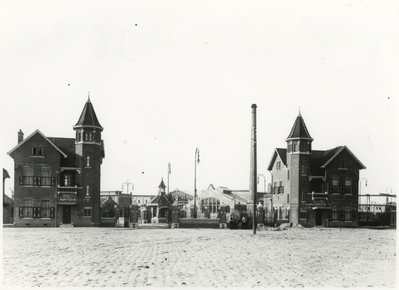 Slachthuisplein hoofdingang van het terrein van het Openbaar Slachthuis, 1911, maker onbekend