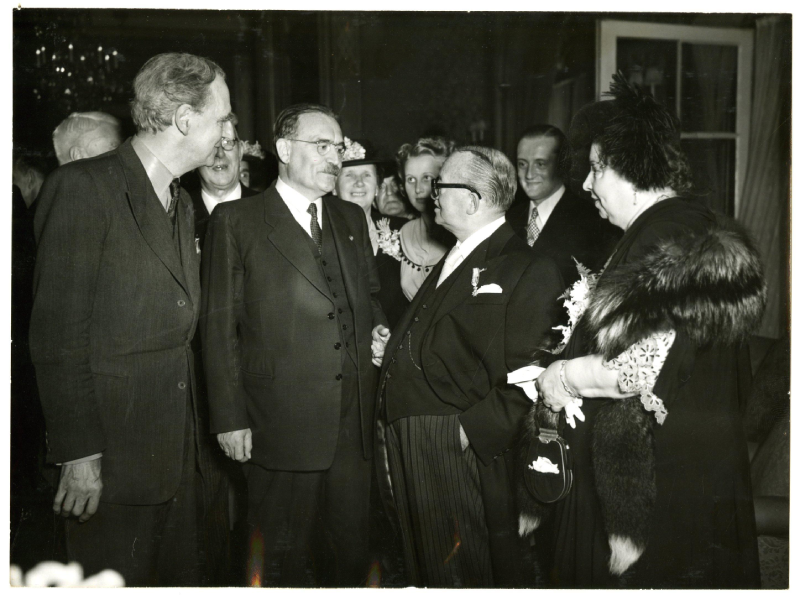 Ter gelegenheid van het 50 jarig filmjubileum van Willy Mullens werd in Hotel Wittebrug een receptie gehouden. Van links naar rechts Eduard Verkade minister president dr. W. Drees, Willy Mullens en mevrouw Mullens. 1949 maker Nederlands Fotobureau