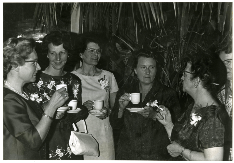 De Nederlandse vrouwen elektriciteitsvereniging herdenkt in het Kurhaus haar zilveren jubileum. Mevrouw A.Th. Vos Warnecke, 4e van links voorzitster, van de N.V.E.V. te midden van bestuursleden en leden van de vereniging. 1963, maker Fotoburo Thuring