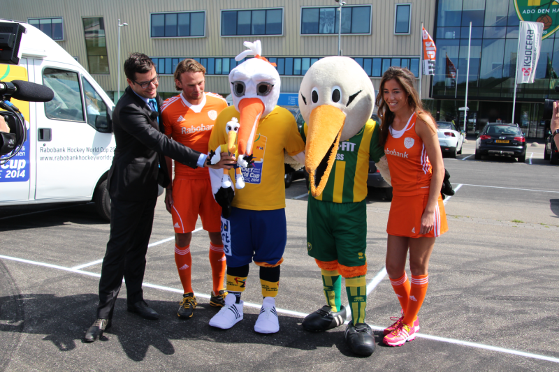 In het Kyocera-stadion van ADO Den Haag wordt de mascotte gepresenteerd van het WK hockey dat in 2014 in en bij het stadion plaatsvindt. Van links af wethouder van Sport Karsten Klein, hockeyer Bob de Voogd, Stockey (mascotte van het WK hockey), Storky (mascotte van ADO Den Haag) en hockeyster Naomi van As. Maker A.J. van Spronsen