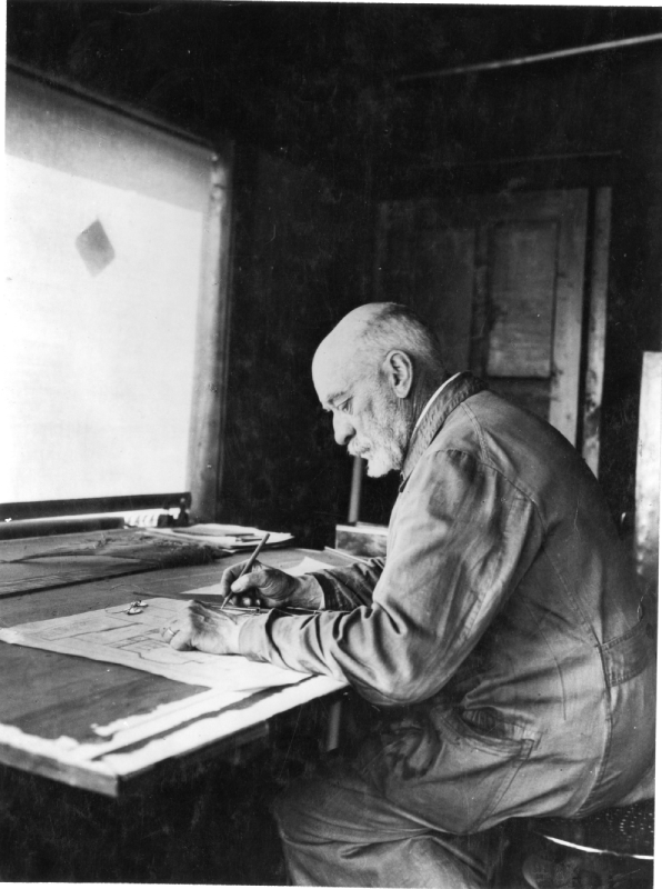 Dr. H.P. Berlage, architect, aan het werk in de directiekeet tijdens de bouw van het Gemeentemuseum. 1933, maker onbekend