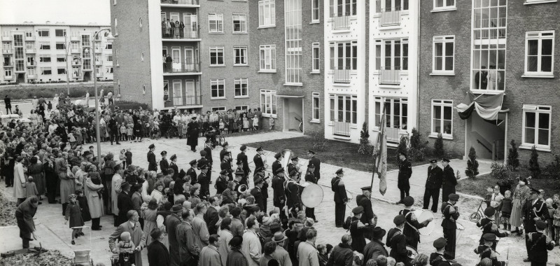 1952, Beverweerdstraat 28, ter gelegenheid van de 1000e woning van de woningbouwvereniging 's-Gravenhage wordt door de Moerwijk harmonie een serenade gebracht | Fotograaf: Stokvis