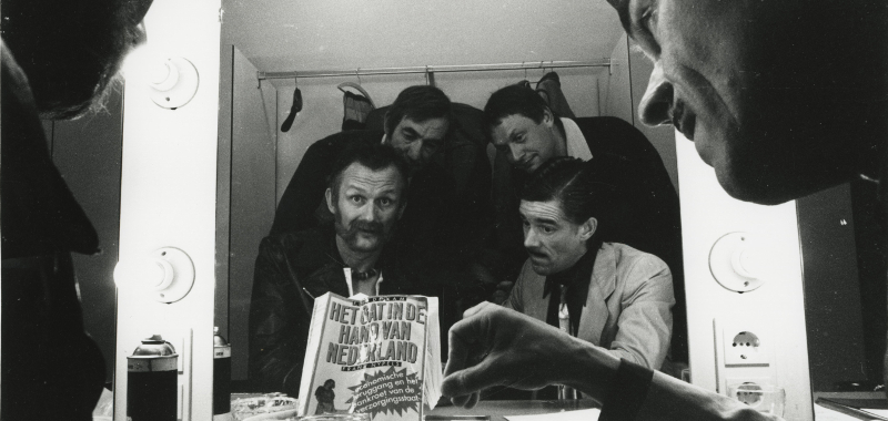1980, Kees van Kooten en Wim de Bie luisteren als Jacobse en Van Es de presentatie op van het boek 'Het gat in de hand van Nederland' van Flip de Kam en Frans Nypels | Fotograaf: Stokvis