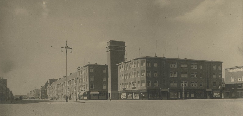 Goeverneurlaan met bebouwing rond 1930. Foto afkomstig uit het archief van Bouw- en Woningtoezicht