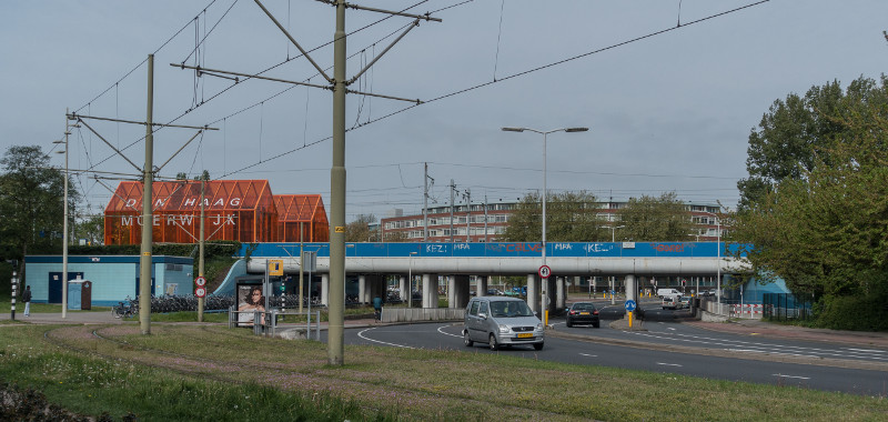 12 mei 2015, Hildebrandplein met zicht op het spoorwegviaduct en station Moerwijk | Fotograaf: Harry van Reeken