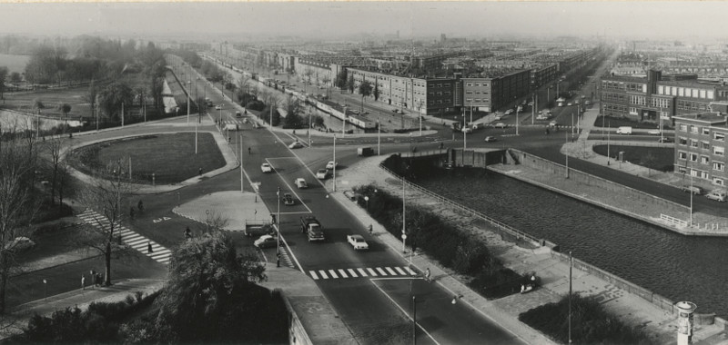 November 1964, Veluweplein, op de voorgrond de Marktweg, rechts de Hoefkade en de De La Reyweg, gezien naar de Soestdijksekade (Rustenburg-Oostbroek) | Foto: Dienst Stadsontwikkeling en Volkshuisvesting