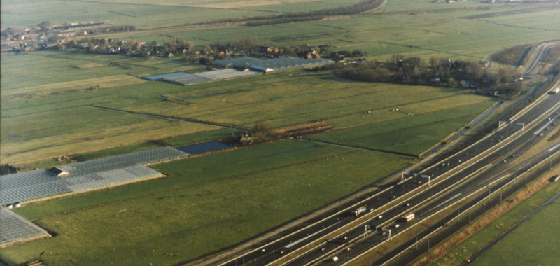 Ca. 1995, Luchtfoto van het gebied voor de toekomstige wijk Leidschenveen, gezien in oostelijke richting. Op de voorgrond de snelweg A12. Op de achtergrond van links naar rechts de Veenweg. ( Foto: Dienst Stedelijke Ontwikkeling).