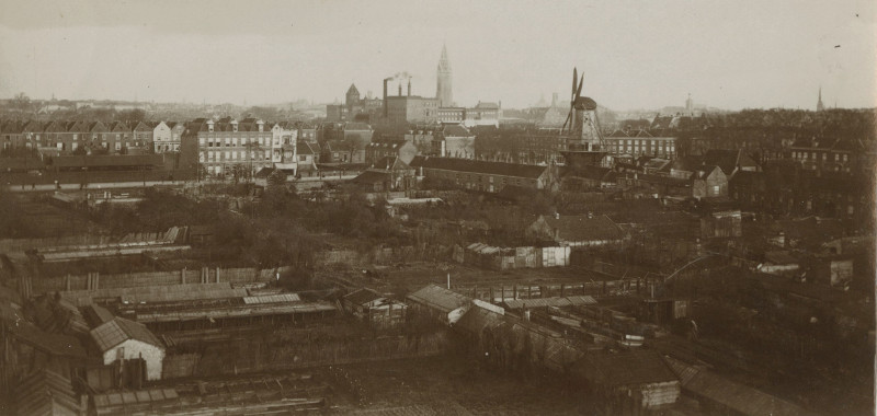 Perspectieffoto Regentessekwartier (de Haasmolen, bij de Westermolens, de ZHB-brouwerij en de Haagse toren. Op de voorgrond tuinderijen aan de Noord-West-Buitensingel, ca. 1905.