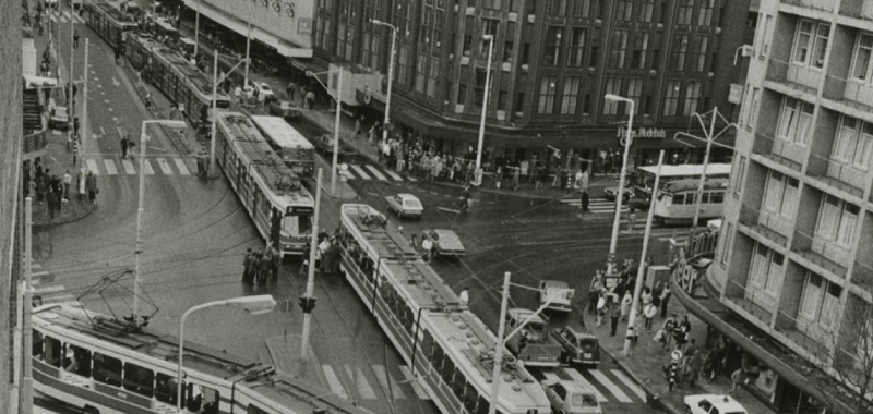 Twee trams blokkeren het Spui bij de Grote Marktstraat, foto Jos van Leeuwen 1983 Twee trams blokkeren het Spui bij de Grote Marktstraat in 1983