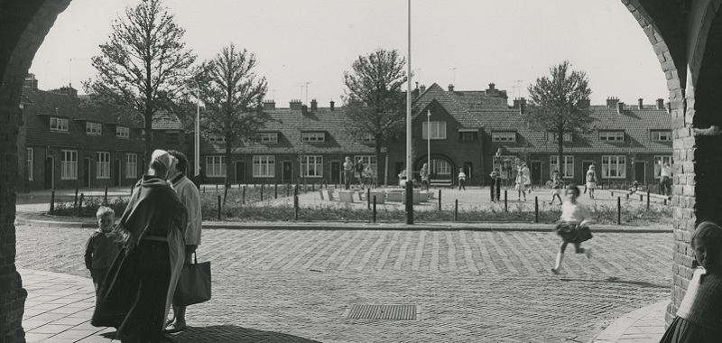 Meeuwenhof met op de voorgrond een vrouw in Scheveningse dracht, 1962. Foto: Dienst voor de Stadsontwikkeling