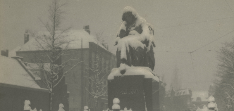 Beeld Spinoza in de sneeuw|Henri Berssenbrugge|1927|fragment van foto Beeld Spinoza in de sneeuw|Henri Berssenbrugge|1927|fragment van foto