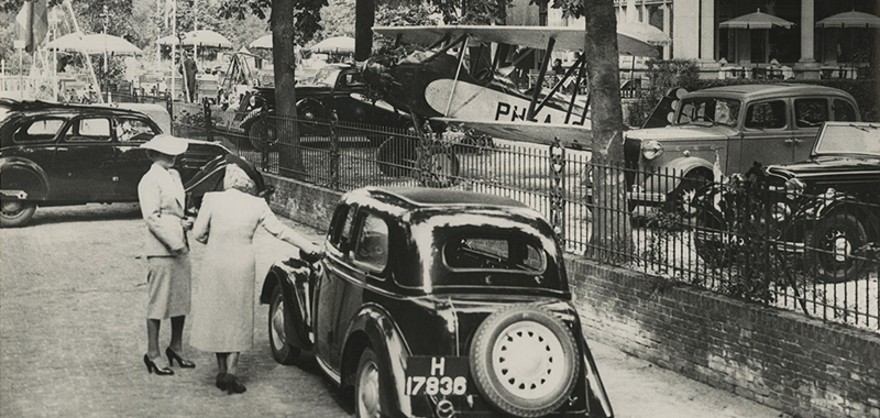 Een vliegtuig op het parkeerterrein van hotel Chateau Bleu | Fotograaf: A.W. Douwes (1939)
