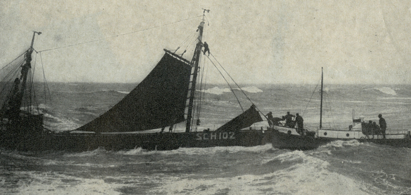 Reddingsschip Zeemanshoop op 9 oktober 1938 in actie om de bemanning van motorlogger SCH 102 te redden | Collectie Haags Gemeentearchief, tijdschrift De Reddingboot