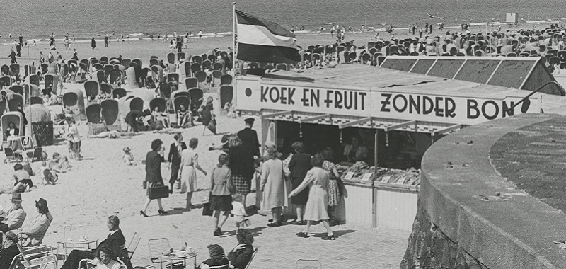 Een dagje naar het strand van Scheveningen in 1946. Foto: Dienst Stedelijke Ontwikkeling